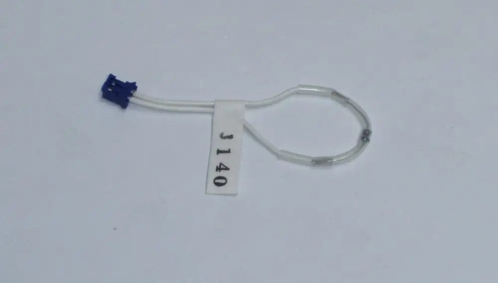 Daikin-Adapter mit blauer Steckverbindung und zwei weißen Drähten, beschriftet mit "J140".